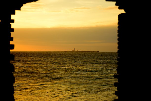 最后一个灯塔图片下载