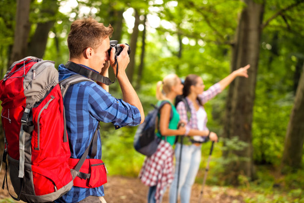 森林里的人拿着相机图片下载