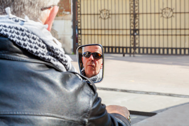 摩托车反射在后视镜图片下载