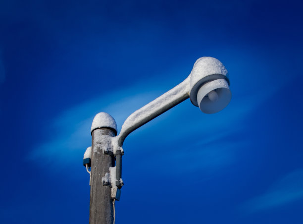 结霜的灯柱和蔚蓝的天空图片下载