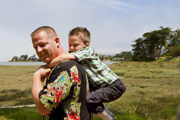 父亲的儿子成键图片下载