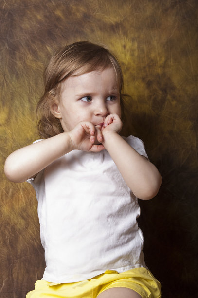 愤怒的孩子图片下载