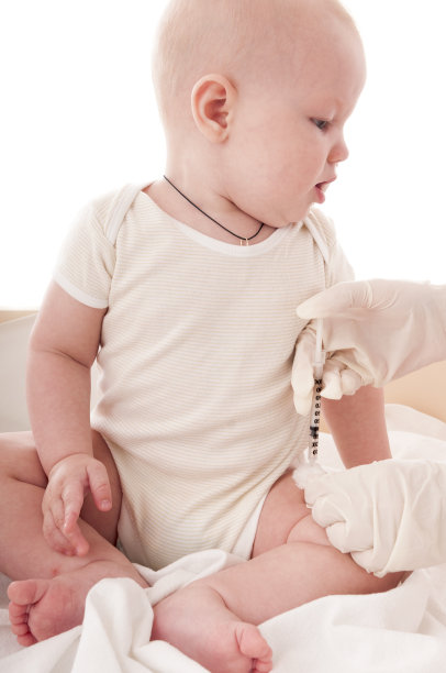 医生给孩子接种疫苗图片下载