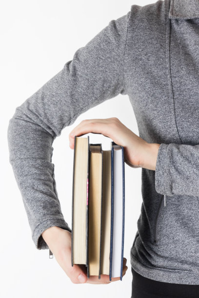 手拿着书图片下载