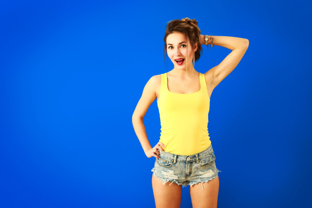 快乐嬉皮时尚女孩在蓝色背景图片下载