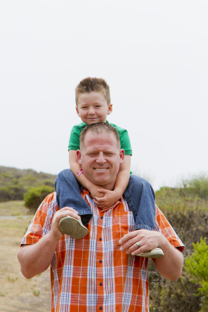 父亲的儿子成键图片下载