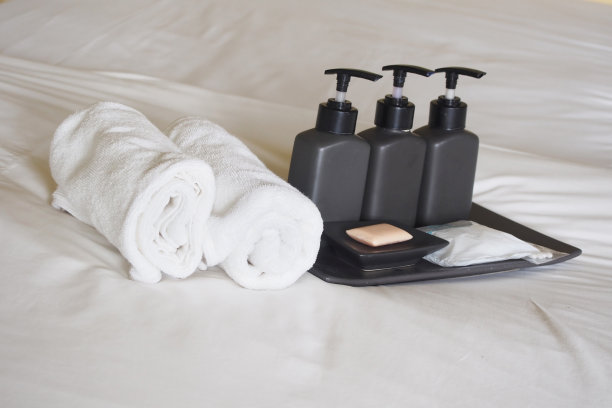 白色卷巾和浴室配件图片下载