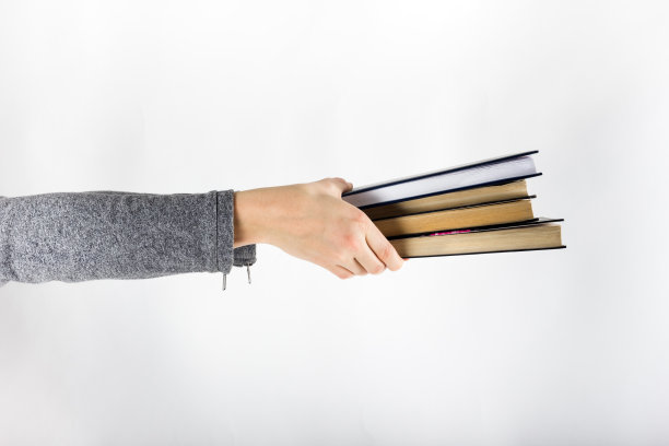 手拿着书图片下载