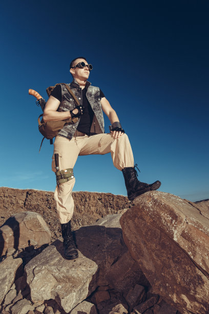 英俊的男人穿着一套奇异的士兵服装图片下载