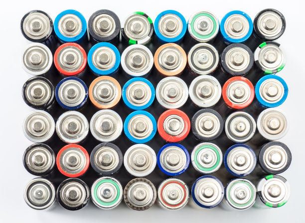 白色背景上的碱性电池图片下载