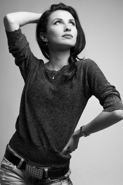 华丽的模特向上看中镜头黑白图片下载