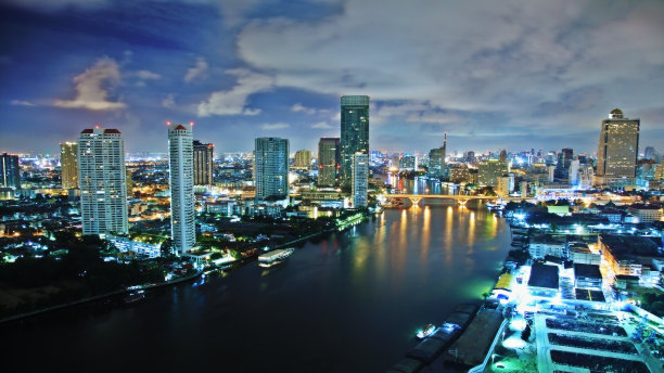 城市上空风暴肆虐图片下载