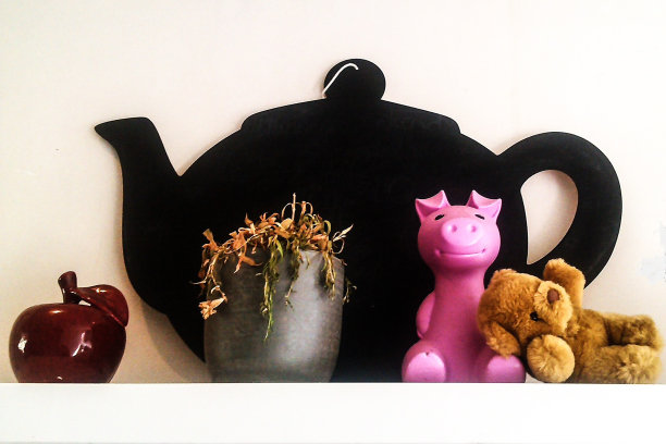 粉红小猪和一个红茶茶壶图片下载