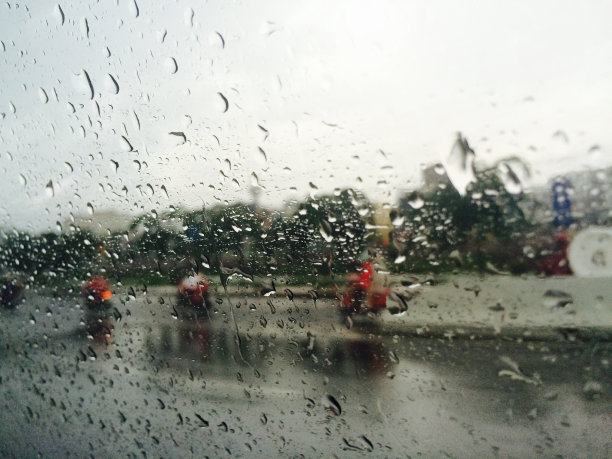 在雨中图片下载