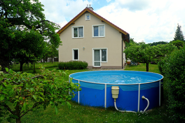 带有花园游泳池的米色住宅图片下载