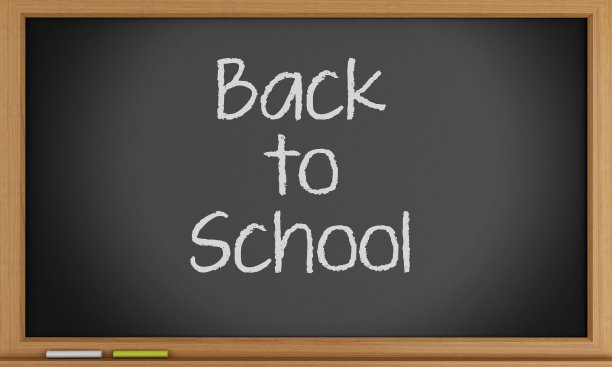 回到学校在黑板上写字。图片下载