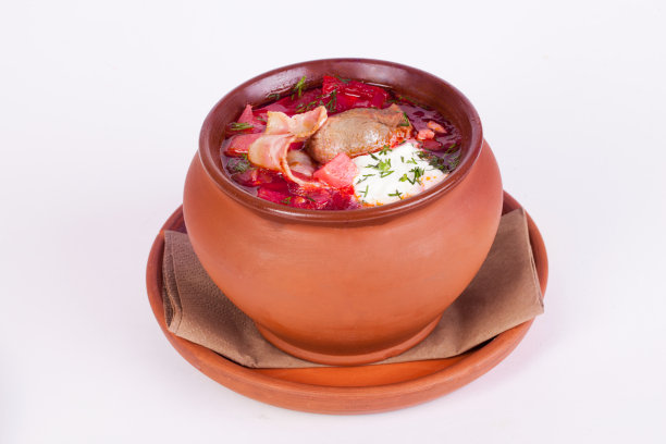 罗宋汤，白色背景上孤立的陶罐图片下载