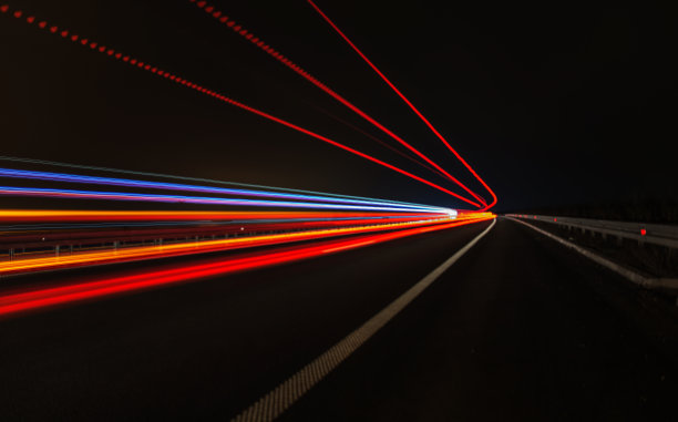 高速公路上快速行驶的车辆发出的光痕图片下载