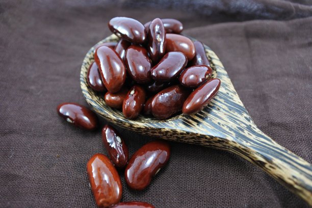 木勺里装着红豆。图片下载