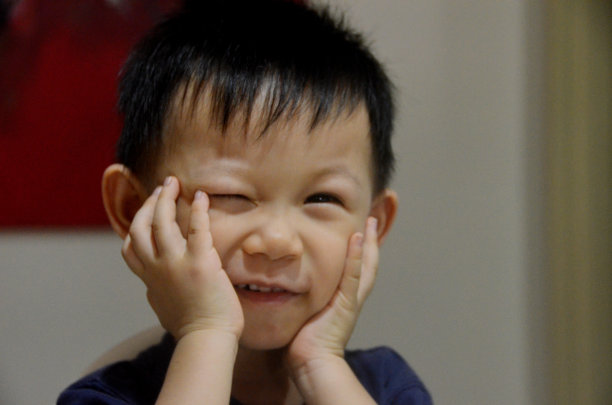 可爱的小孩的图片下载