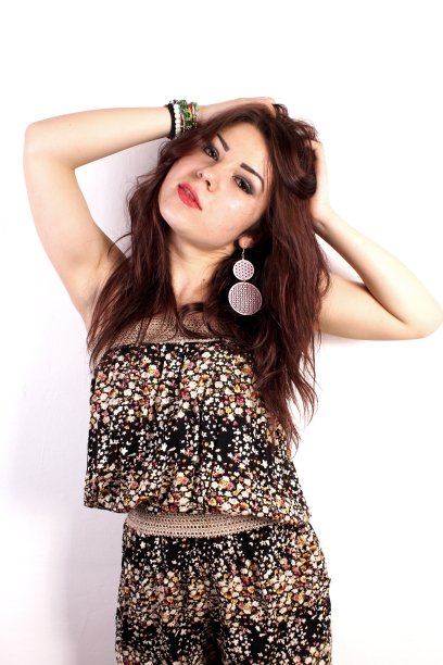 一个白底的年轻女士在摄影棚里的照片图片下载