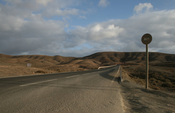 有公交站的沙漠公路图片下载