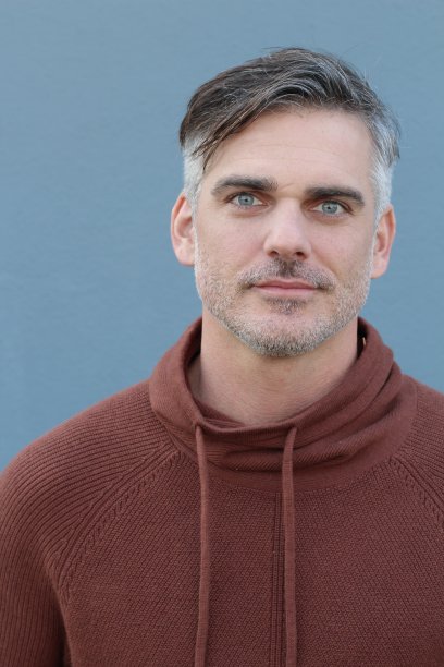 英俊成熟的男人，带着蓝眼睛微笑图片下载