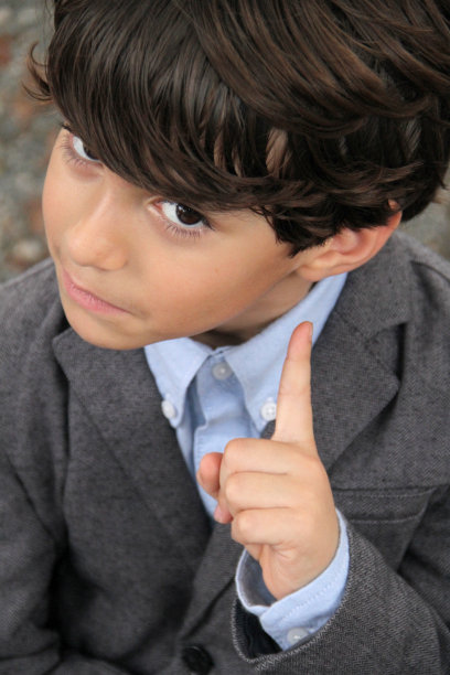 正在发出警告并看着镜头的男孩图片下载