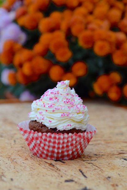 带花背景的纸杯蛋糕图片下载