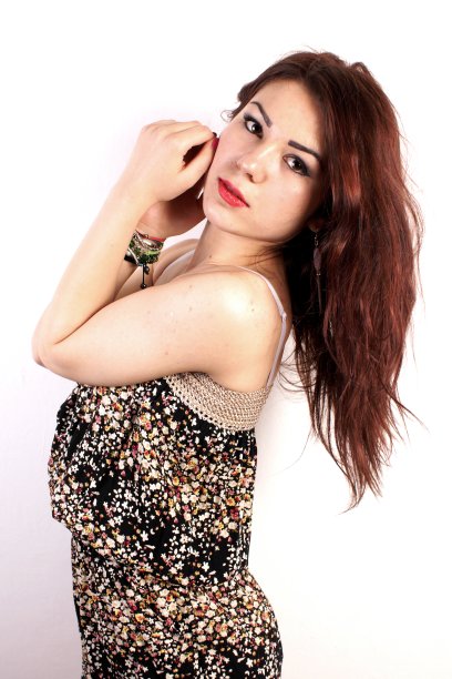 一个白底的年轻女士在摄影棚里的照片图片下载