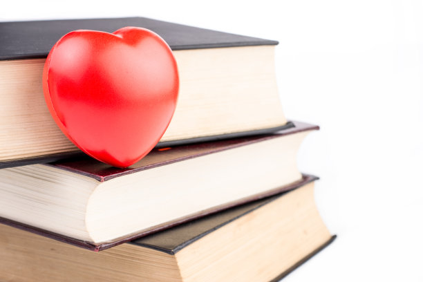 在白色孤立的背景上用心的书图片下载