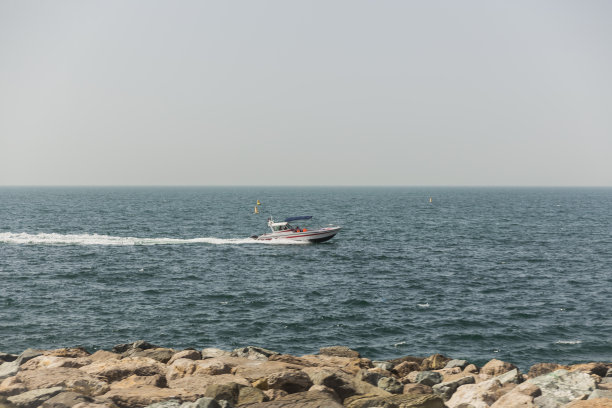 迪拜朱美拉海滩上的快艇图片下载