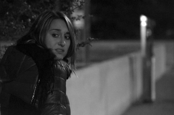 晚上一个人在街上害怕的女人图片下载