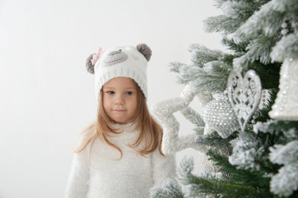 戴着熊帽子的小女孩在圣诞节做梦图片下载