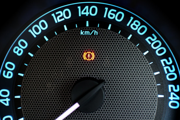 汽车仪表盘上亮起了手工烘烤的标志。图片下载