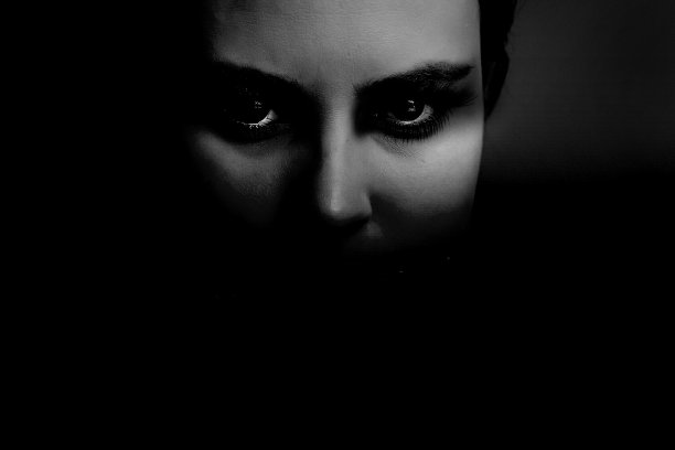 黑暗的特写神秘的女人看着相机图片下载
