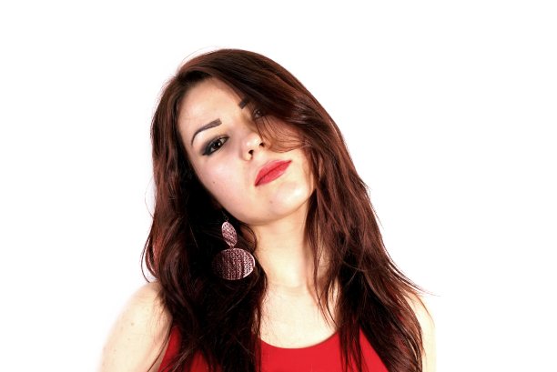 一个白底的年轻女士在摄影棚里的照片图片下载