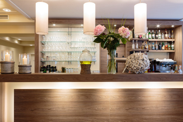 酒吧里有漂亮的柜台和玻璃架子图片下载