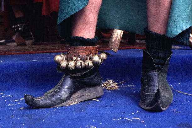 中世纪舞者的靴子和铃铛图片下载
