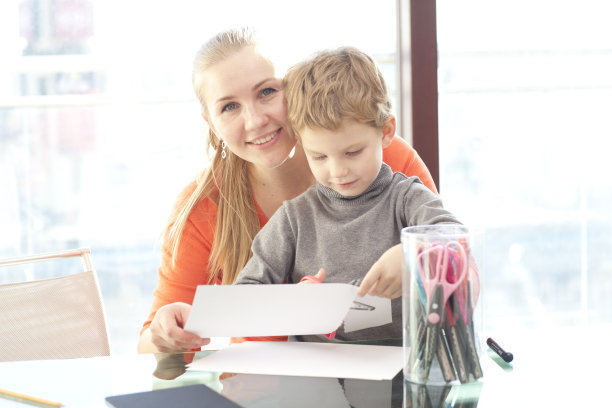 妈妈和儿子在画画图片下载