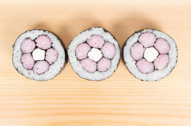 三个maki卷在木板上图片下载