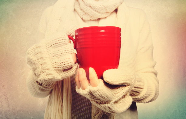 手持红杯的女子图片下载