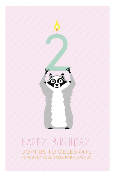 一只小浣熊在粉红色条纹的背景上举着蜡烛。图片下载