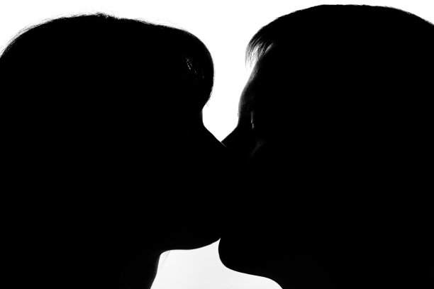 黑色和白色的剪影的情侣在爱图片下载