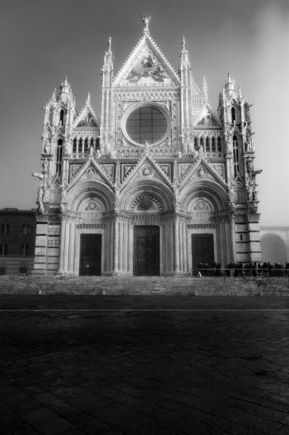 雾中圣玛丽亚大教堂图片下载