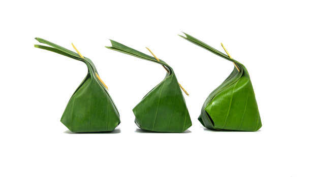 用新鲜的香蕉叶包裹传统的泰国甜点图片下载