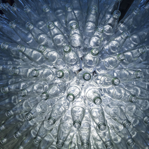 一堆空瓶子图片下载