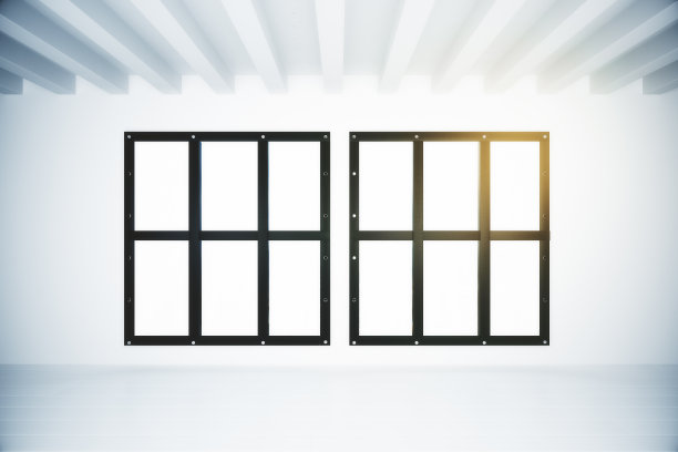 空的白色阁楼内部有两扇窗户图片下载