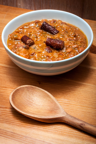 乡村厨房里的一碗自制的豆子和香肠图片下载