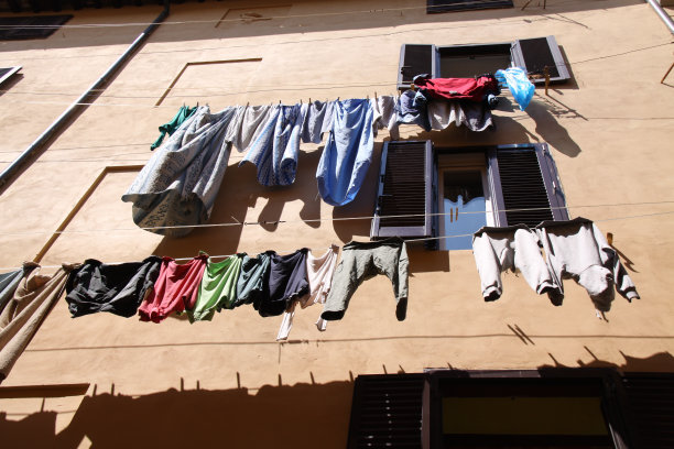 衣服挂在外面晾干图片下载